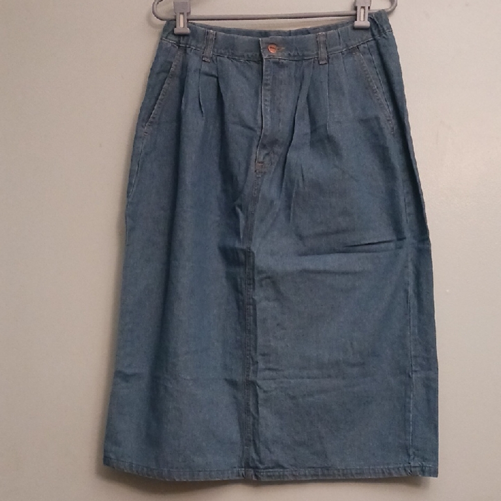 VGT Land's End size 16 women's 100% cotton denim blue skirt with pockets.